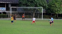 AKTIVITAS : Anak-anak di Desa Setulang bermain bola sebagai bentuk aktivitas sosialisasi antar warga.