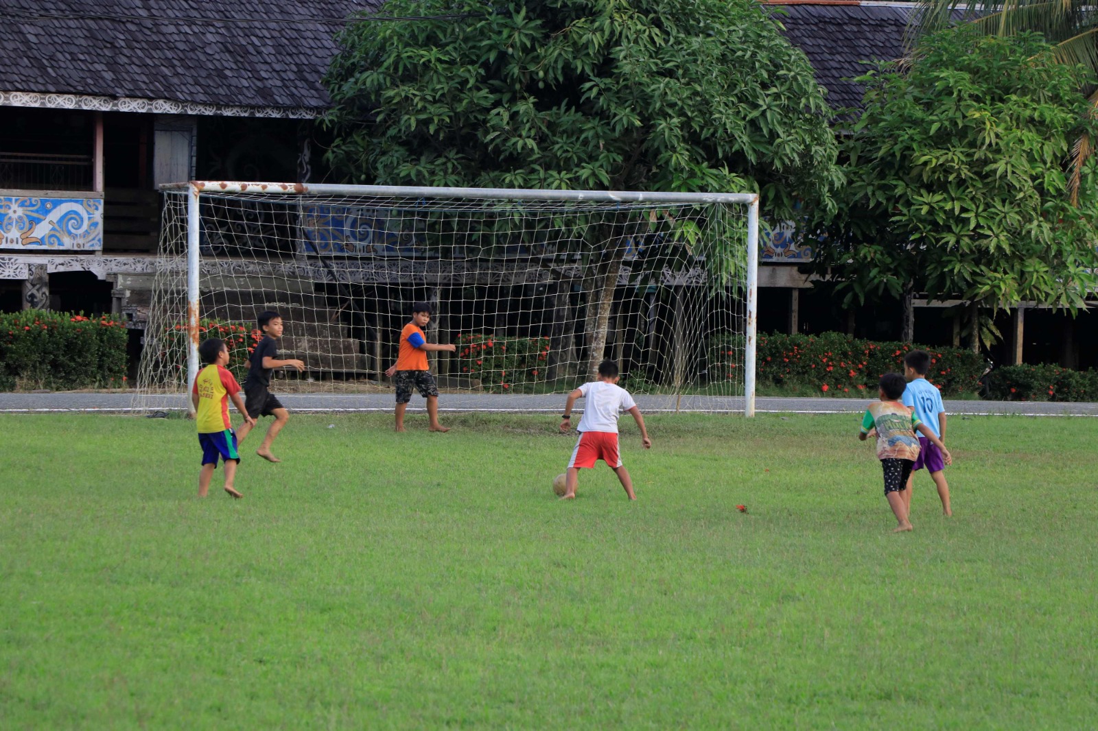 AKTIVITAS : Anak-anak di Desa Setulang bermain bola sebagai bentuk aktivitas sosialisasi antar warga.